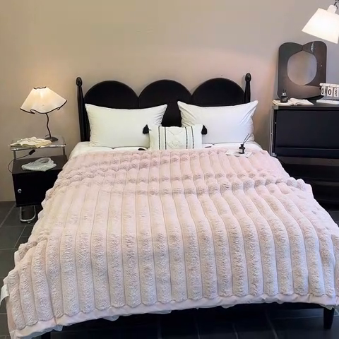 91家纺网 家纺一手货源 找家纺 2025新款兔毛绒大抽条复合毛毯柔软亲肤加厚保暖秋冬必备居家盖毯/沙发装饰多用款 粉色