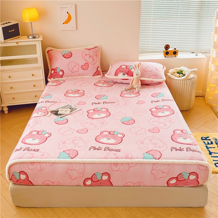 91家纺网 家纺一手货源 找家纺 喜居 喜居 2024新款雪花绒床笠印花牛奶绒床笠三件套单床笠 草莓熊熊