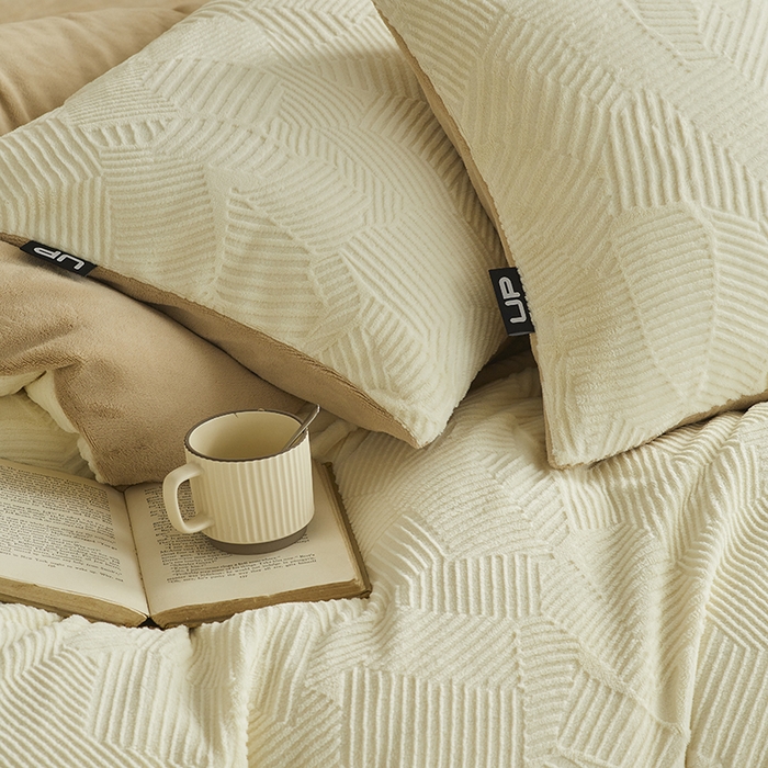 91家纺网 家纺一手货源 找家纺 千朵森 2024新款全消光烂花牛奶绒四件套-梵静系列 风格二 梵静-奶白杏