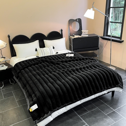 91家纺网 家纺一手货源 找家纺 2025新款兔毛绒大抽条复合毛毯柔软亲肤加厚保暖秋冬必备居家盖毯/沙发装饰多用款 黑色