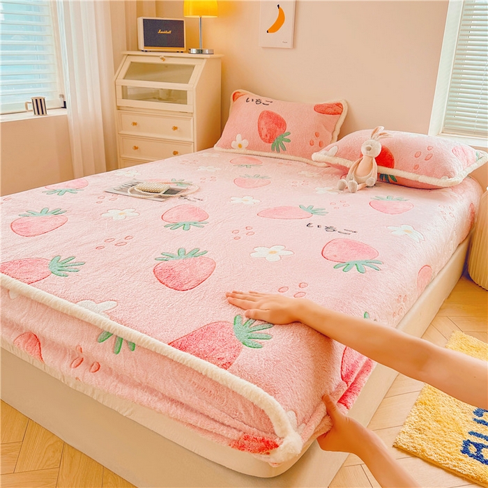 91家纺网 家纺一手货源 找家纺 喜居 喜居 2024新款雪花绒床笠印花牛奶绒床笠三件套单床笠 草莓布丁