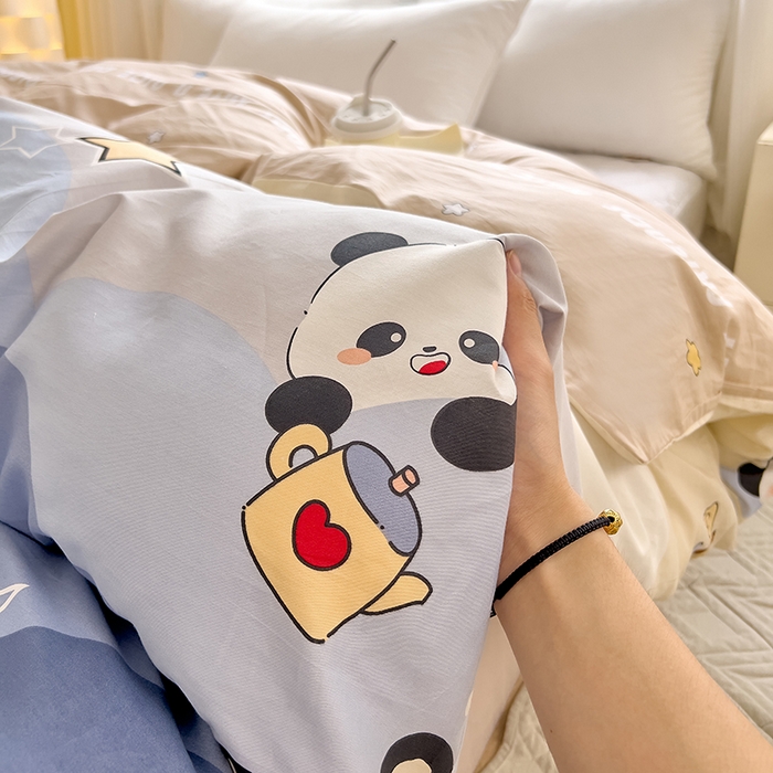 91家纺网 家纺一手货源 找家纺 拾物记 2024新款A类12868全棉喷气被套 萌萌熊猫