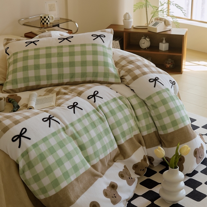 91家纺网 家纺一手货源 找家纺 时光里 2024新款数码独版印花牛奶绒四件套 格子熊