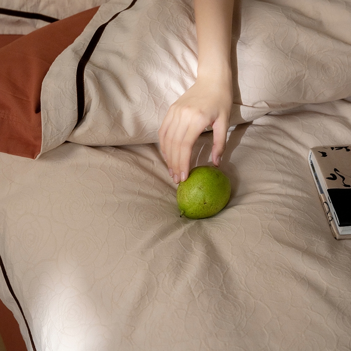 91家纺网 家纺一手货源 找家纺 2024新款老钱风复古秋冬全棉加厚立体浮雕磨毛四件套 玫瑰燕麦