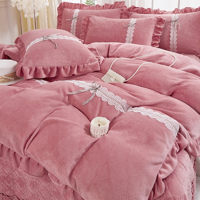 91家纺网 家纺一手货源 找家纺 卡迪亚家纺 2024新款牛奶绒床盖款公主风四件套-依琳系列 依琳-豆沙红