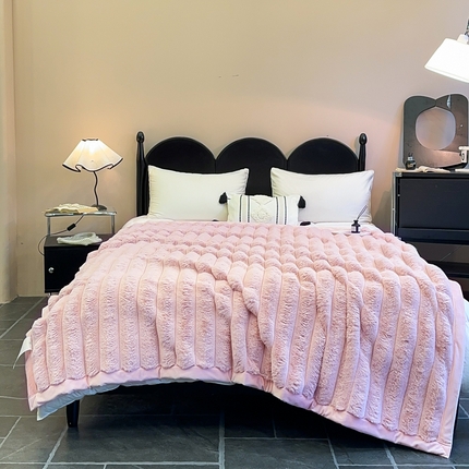 2025新款兔毛绒大抽条复合毛毯柔软亲肤加厚保暖秋冬必备居家盖毯/沙发装饰多用款 粉色