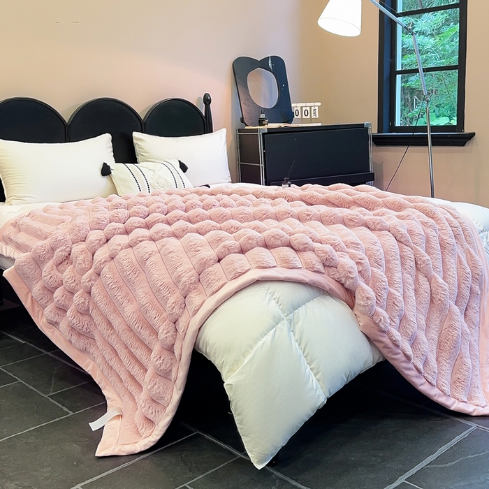 91家纺网 家纺一手货源 找家纺 2025新款兔毛绒大抽条复合毛毯柔软亲肤加厚保暖秋冬必备居家盖毯/沙发装饰多用款 粉色