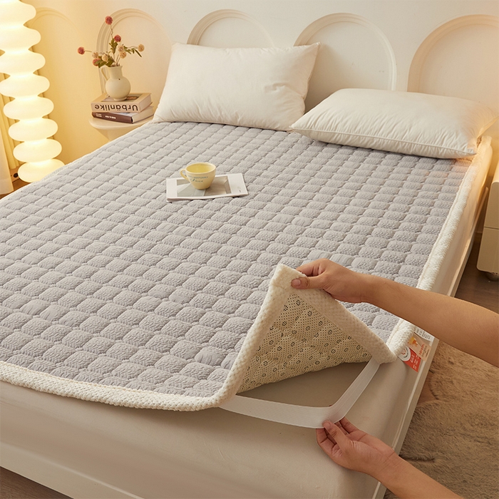 91家纺网 家纺一手货源 找家纺 丽诺床垫 2024新款加厚抗菌雕花绒保暖床垫 灰色-雕花绒床褥