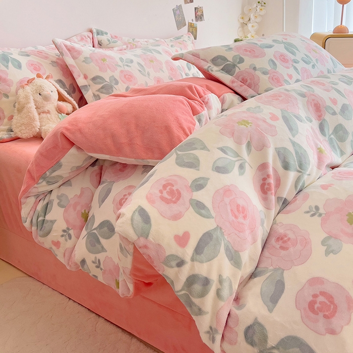 91家纺网 家纺一手货源 找家纺 大柏树 2025新款A类高克重亲肤舒适牛奶绒印花四件套-四件套可定制 朵柔-粉