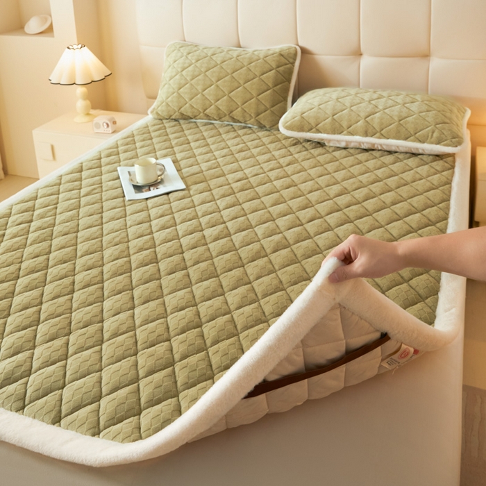 91家纺网 家纺一手货源 找家纺 鑫钰 2024新款宝宝绒牛奶绒烂花大豆夹棉床褥床护垫-菱形格 菱形格-茶绿