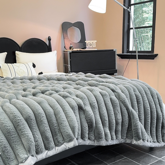 91家纺网 家纺一手货源 找家纺 2025新款兔毛绒大抽条复合毛毯柔软亲肤加厚保暖秋冬必备居家盖毯/沙发装饰多用款 浅灰