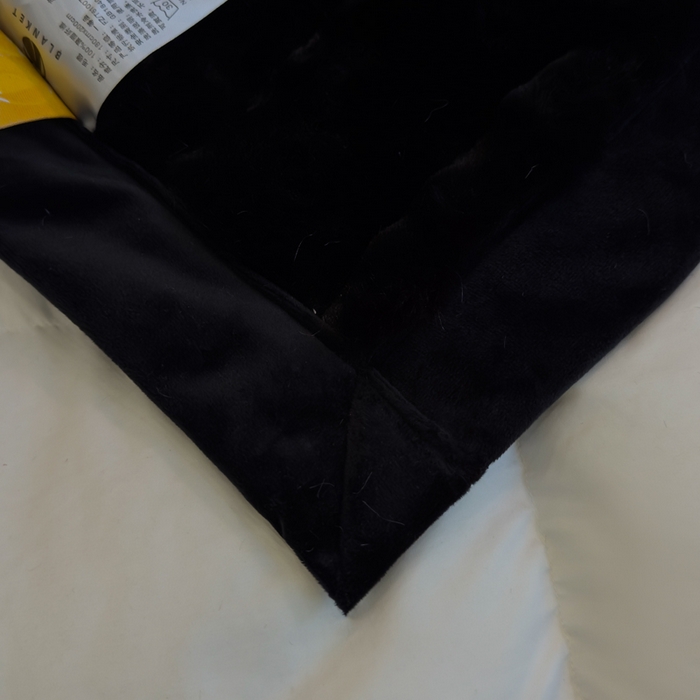 91家纺网 家纺一手货源 找家纺 2025新款兔毛绒大抽条复合毛毯柔软亲肤加厚保暖秋冬必备居家盖毯/沙发装饰多用款 黑色