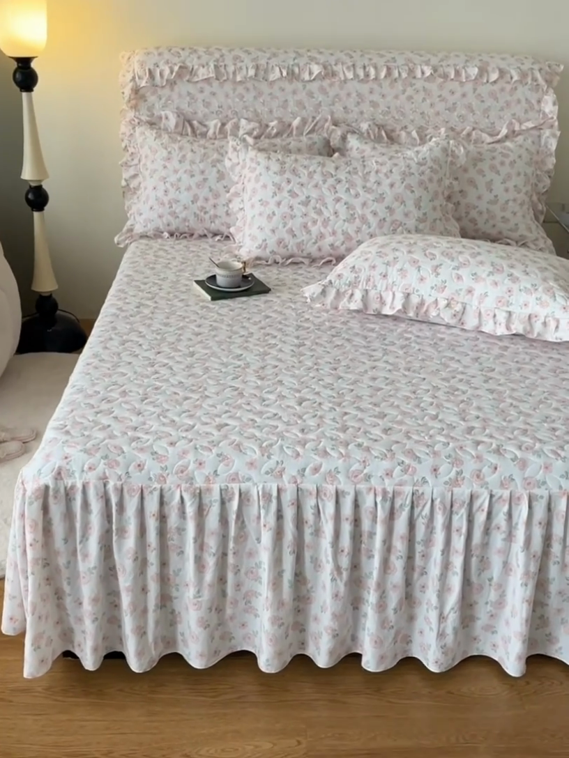 91家纺网 家纺一手货源 找家纺 十个点家纺 2024新款云锦棉印花床裙三件套-晚秋系列 红粉世家