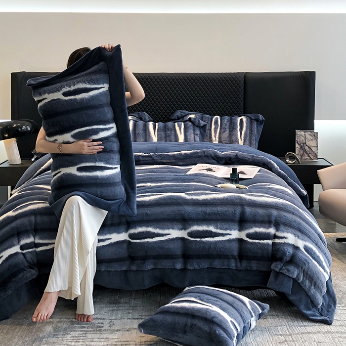 91家纺网 家纺一手货源 找家纺 若未家居 LOVEWE HOUSE 2025秋冬皮草套件A版500克丹麦貂B版240克全消光牛奶绒高端四件套巴洛克  巴克洛布鲁蓝