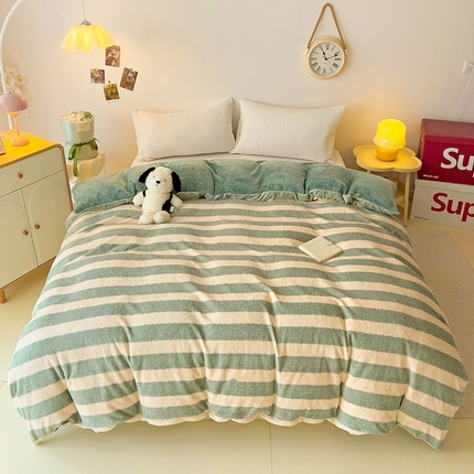 91家纺网 家纺一手货源 找家纺 大柏树 2025新款A类高克重亲肤舒适牛奶绒印花四件套-单被套可定制 竖条肌理-绿