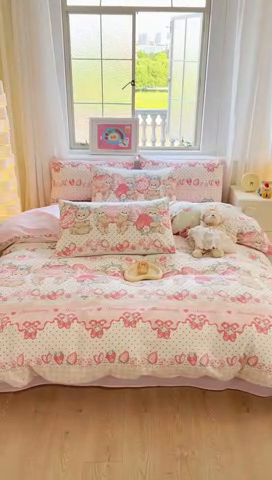 91家纺网 家纺一手货源 找家纺 拾物记 2024新款A类12868全棉喷气印花四件套 小熊草莓派