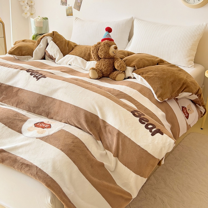 91家纺网 家纺一手货源 找家纺 大柏树 2025新款A类高克重亲肤舒适牛奶绒印花四件套-单被套可定制 布琪小熊-咖