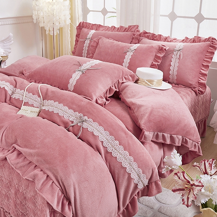 91家纺网 家纺一手货源 找家纺 卡迪亚家纺 2024新款牛奶绒床盖款公主风四件套-依琳系列 依琳-豆沙红