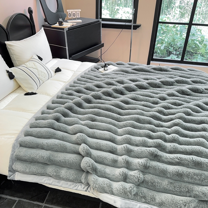 91家纺网 家纺一手货源 找家纺 2025新款兔毛绒大抽条复合毛毯柔软亲肤加厚保暖秋冬必备居家盖毯/沙发装饰多用款 浅灰