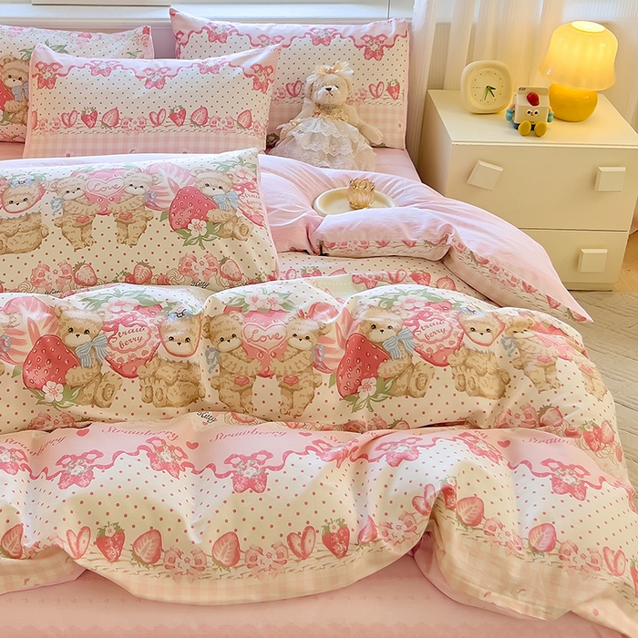 91家纺网 家纺一手货源 找家纺 拾物记 2024新款A类12868全棉喷气印花四件套 小熊草莓派