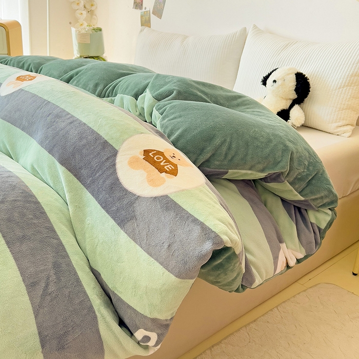 91家纺网 家纺一手货源 找家纺 大柏树 2025新款A类高克重亲肤舒适牛奶绒印花四件套-单被套可定制 布琪小熊-绿