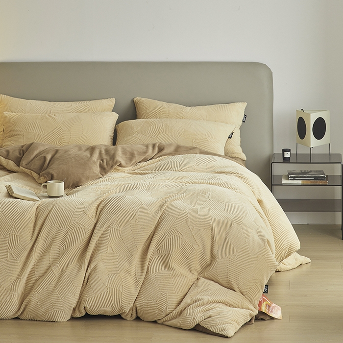 91家纺网 家纺一手货源 找家纺 千朵森 2024新款全消光烂花牛奶绒四件套-梵静系列 风格二 梵静-奶茶咖