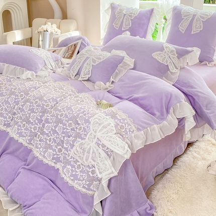 91家纺网 家纺一手货源 找家纺 2025新款立体蝴蝶结公主风牛奶绒蕾丝花边四件套-艾拉系列 艾拉-浅紫