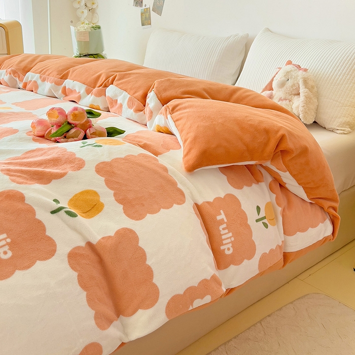 91家纺网 家纺一手货源 找家纺 大柏树 2025新款A类高克重亲肤舒适牛奶绒印花四件套-单被套可定制 花町-桔