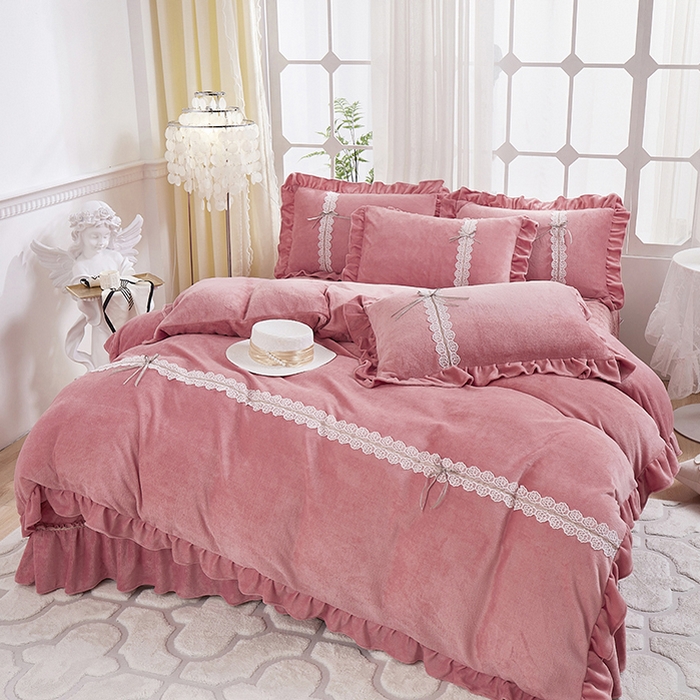 91家纺网 家纺一手货源 找家纺 卡迪亚家纺 2024新款牛奶绒床盖款公主风四件套-依琳系列 依琳-豆沙红