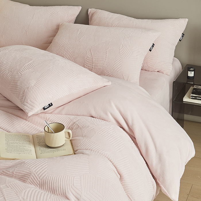 91家纺网 家纺一手货源 找家纺 千朵森 2024新款全消光烂花牛奶绒四件套-梵静系列 风格二 梵静-仲夏粉