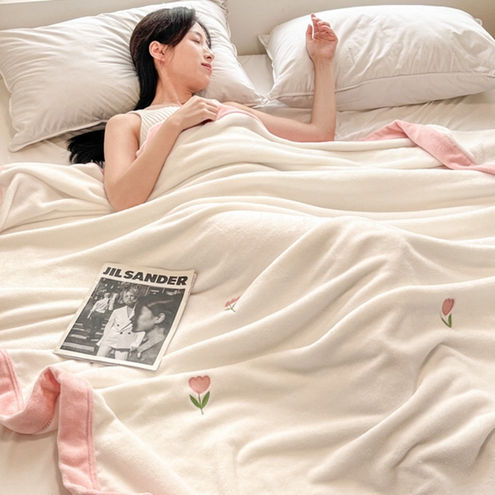 91家纺网 家纺一手货源 找家纺 慕尚 2025新款简约双面牛奶绒刺绣多功能盖毯-郁金香 郁金香-白粉