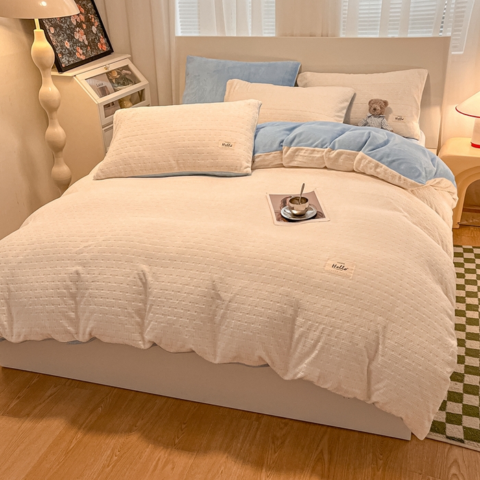 91家纺网 家纺一手货源 找家纺 857家居 2024新款雕花绒四件套-云朵系列 云朵蓝