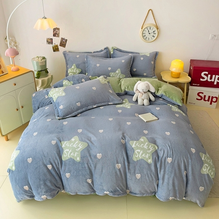 91家纺网 家纺一手货源 找家纺 大柏树 2025新款A类高克重亲肤舒适牛奶绒印花四件套-四件套可定制 小幸运-深灰