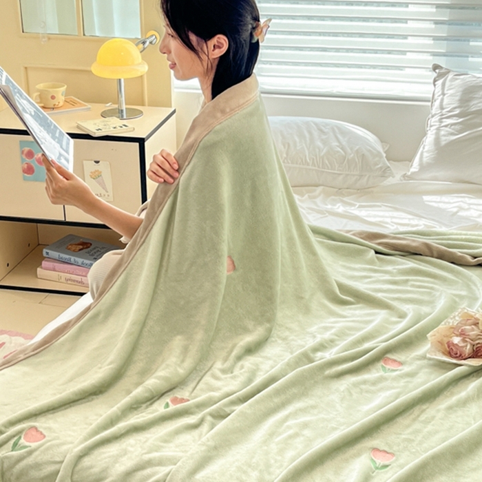 91家纺网 家纺一手货源 找家纺 慕尚 2025新款简约双面牛奶绒刺绣多功能盖毯-郁金香 郁金香-绿