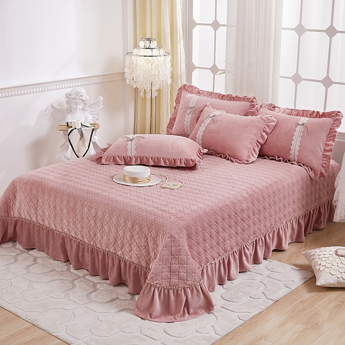 91家纺网 家纺一手货源 找家纺 卡迪亚家纺 2024新款牛奶绒床盖款公主风四件套-依琳系列 依琳-西柚红