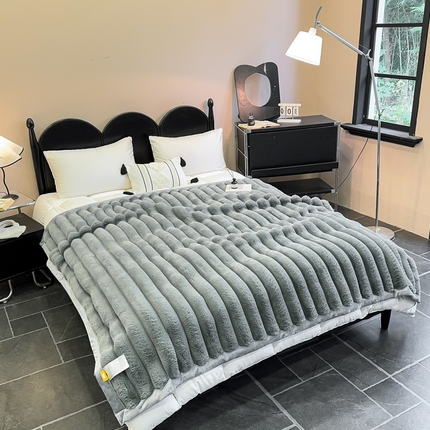 91家纺网 家纺一手货源 找家纺 （总）2025新款兔毛绒大抽条复合毛毯柔软亲肤加厚保暖秋冬必备居家盖毯/沙发装饰多用款