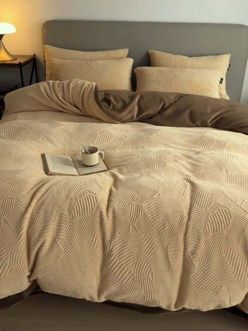 91家纺网 家纺一手货源 找家纺 千朵森 2024新款全消光烂花牛奶绒四件套-梵静系列 风格二 梵静-奶茶咖