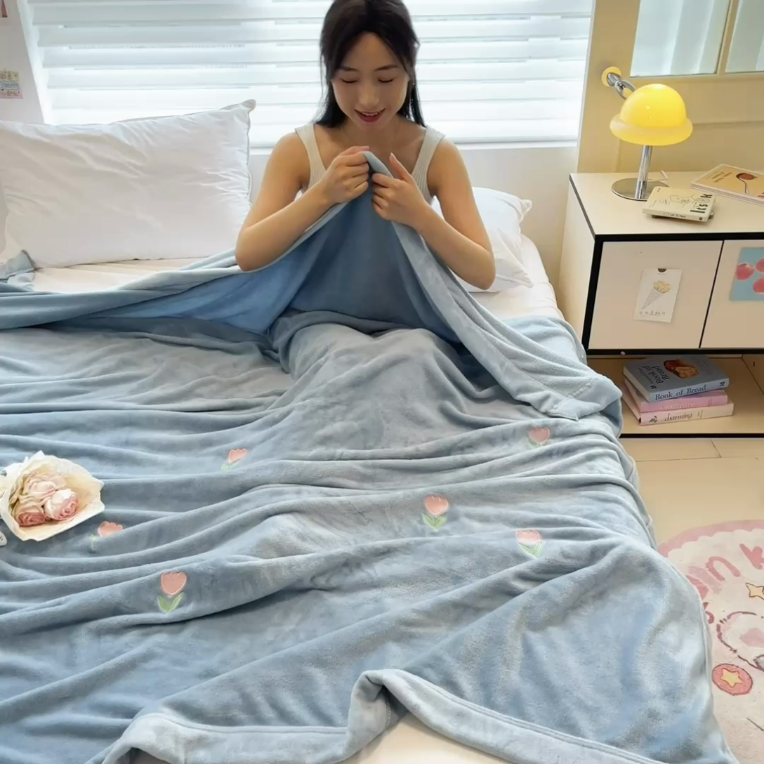 91家纺网 家纺一手货源 找家纺 慕尚 2025新款简约双面牛奶绒刺绣多功能盖毯-郁金香 郁金香-蓝