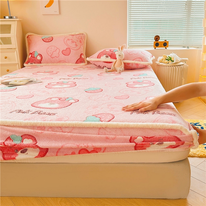 91家纺网 家纺一手货源 找家纺 喜居 喜居 2024新款雪花绒床笠印花牛奶绒床笠三件套单床笠 草莓熊熊