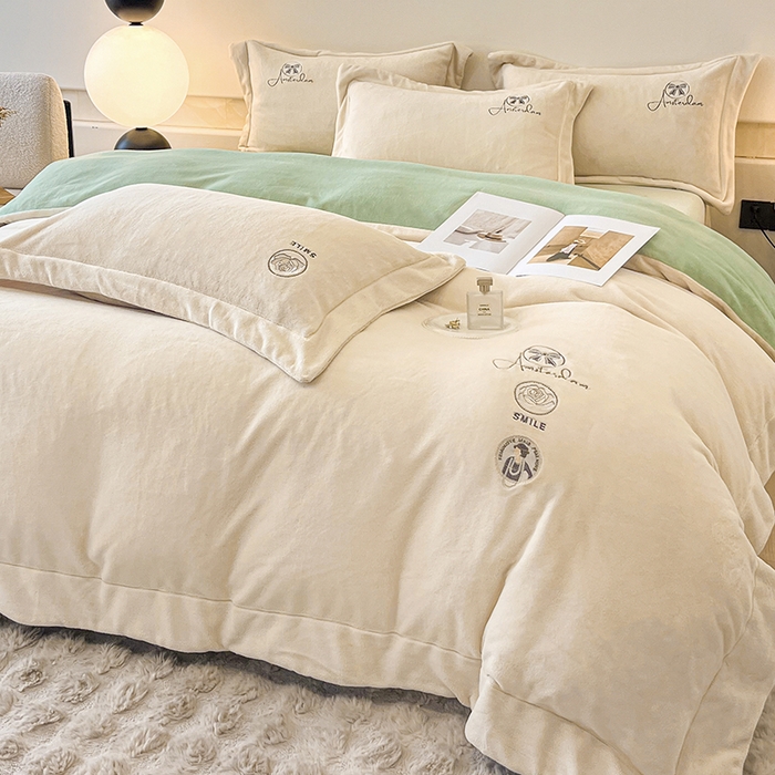 91家纺网 家纺一手货源 找家纺 新方向 2025新款全消光A类刺绣牛奶绒四件套-伊菲 伊菲-奶油白