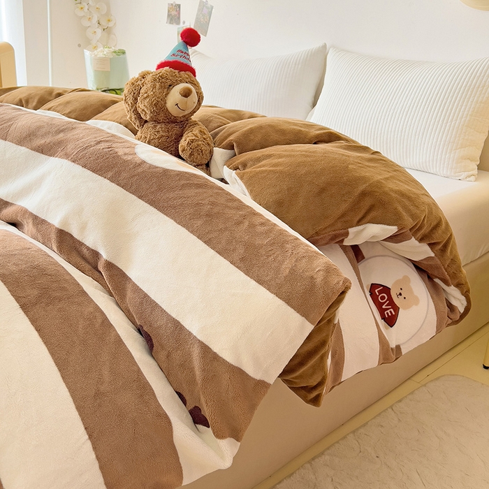 91家纺网 家纺一手货源 找家纺 大柏树 2025新款A类高克重亲肤舒适牛奶绒印花四件套-单被套可定制 布琪小熊-咖