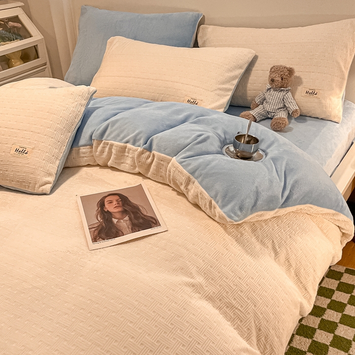 91家纺网 家纺一手货源 找家纺 857家居 2024新款雕花绒四件套-云朵系列 云朵蓝