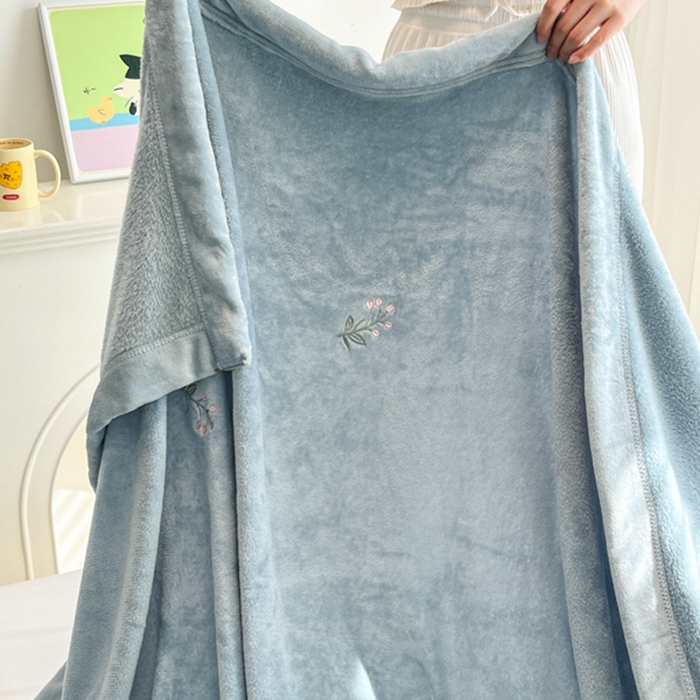 91家纺网 家纺一手货源 找家纺 慕尚 2025新款简约双面牛奶绒刺绣多功能盖毯-郁金香 可爱花-蓝