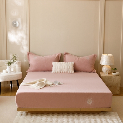 91家纺网 家纺一手货源 找家纺 金奇达 2024秋冬新品保暖加厚绒类多莉羊绒床笠三件套-【多莉羊绒】 糖果粉