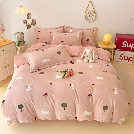 91家纺网 家纺一手货源 找家纺 大柏树 2025新款A类高克重亲肤舒适牛奶绒印花四件套-四件套可定制 蘑菇屋