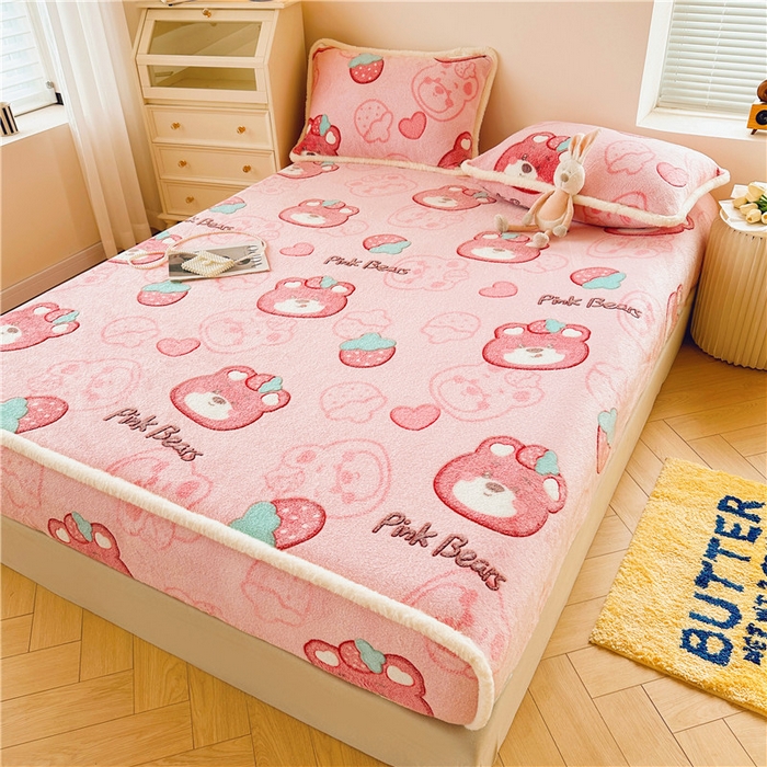 91家纺网 家纺一手货源 找家纺 喜居 喜居 2024新款雪花绒床笠印花牛奶绒床笠三件套单床笠 草莓熊熊