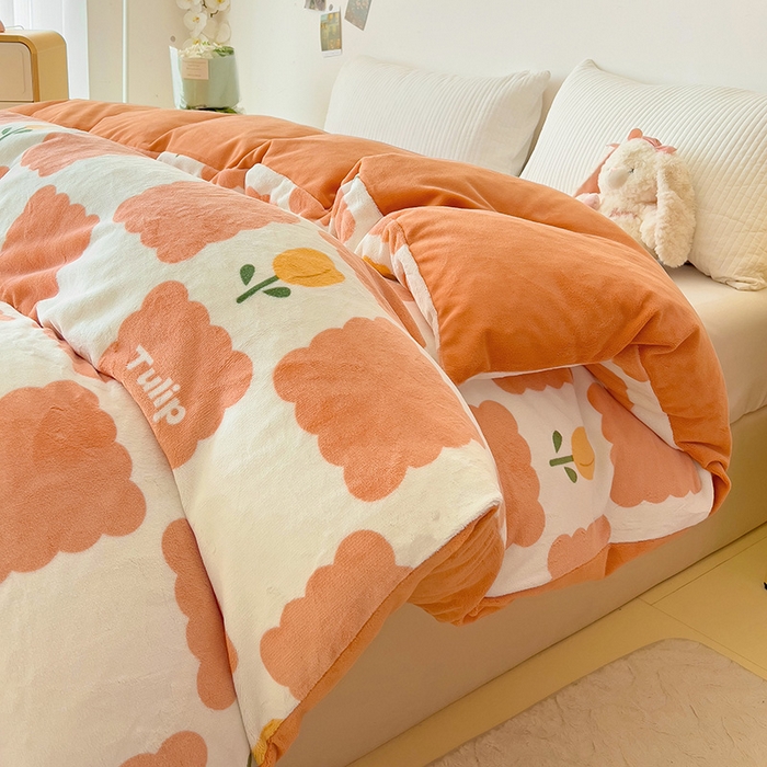 91家纺网 家纺一手货源 找家纺 大柏树 2025新款A类高克重亲肤舒适牛奶绒印花四件套-单被套可定制 花町-桔