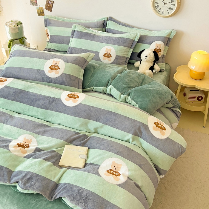 91家纺网 家纺一手货源 找家纺 大柏树 2025新款A类高克重亲肤舒适牛奶绒印花四件套-四件套可定制 布琪小熊-绿