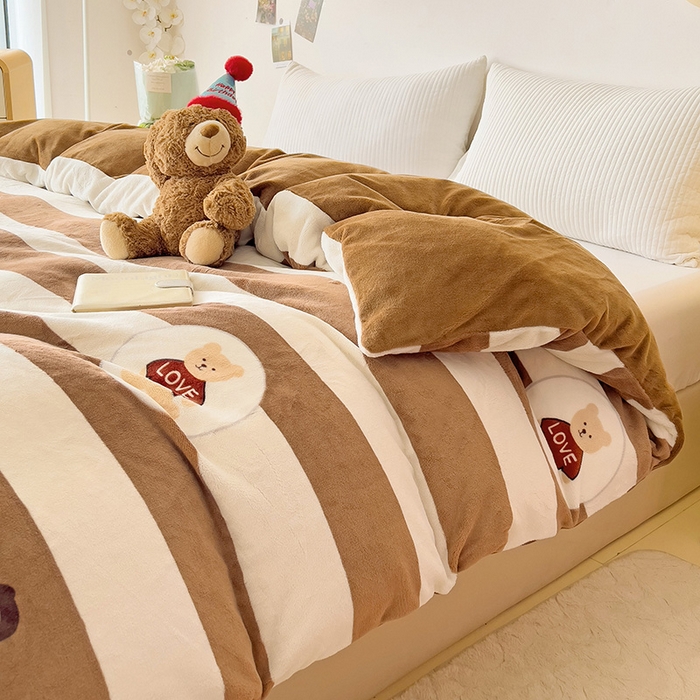 91家纺网 家纺一手货源 找家纺 大柏树 2025新款A类高克重亲肤舒适牛奶绒印花四件套-单被套可定制 布琪小熊-咖