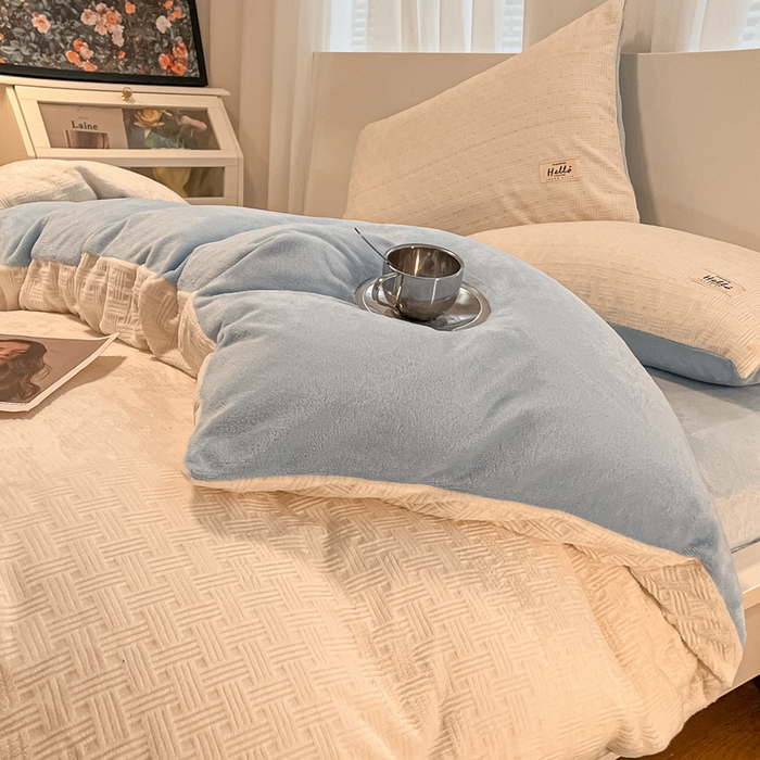 91家纺网 家纺一手货源 找家纺 857家居 2024新款雕花绒四件套-云朵系列 云朵蓝